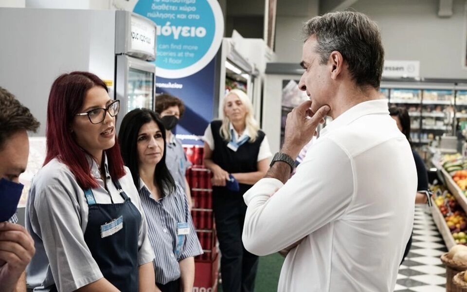 Mitsotakis visits supermarket as digital labor card is introduced