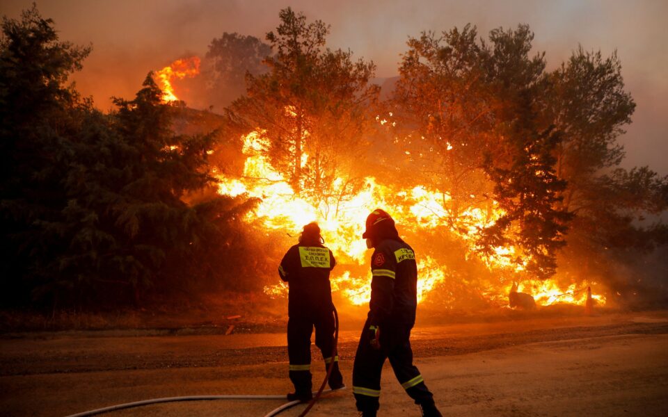 Three more settlements evacuated as Penteli fire threatens houses