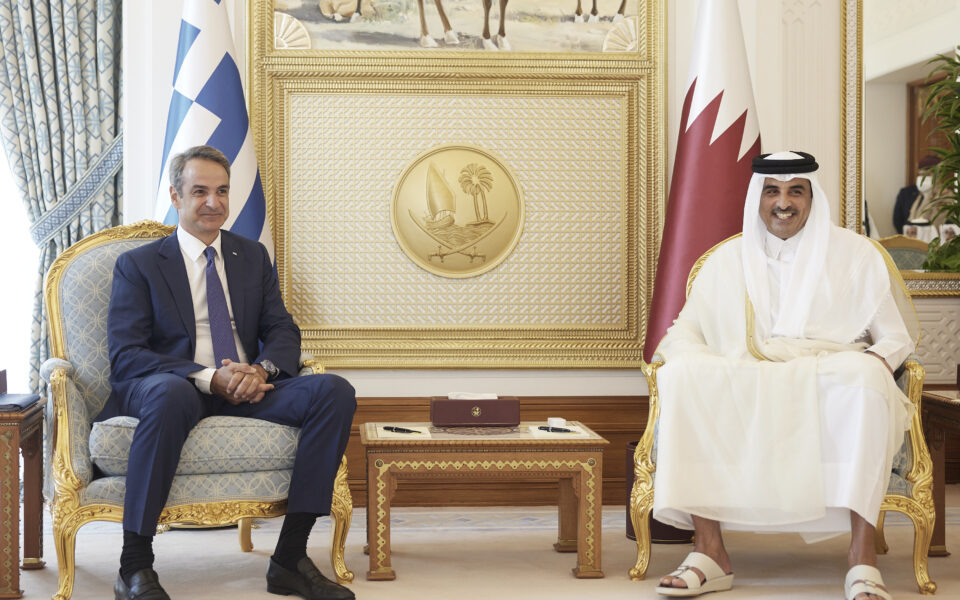 PM meets Emir of Qatar, discusses energy cooperation