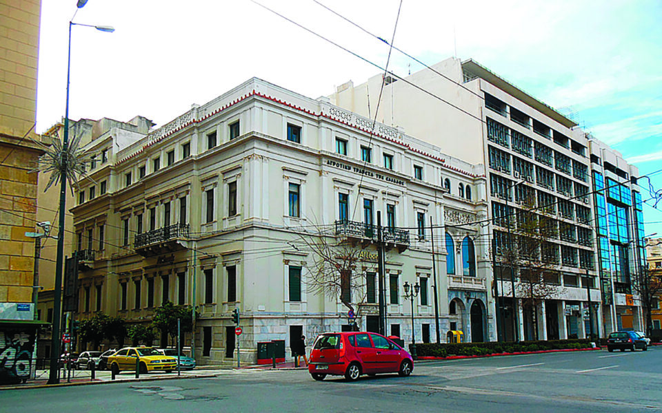 Bid for €800 million worth of Piraeus Bank properties