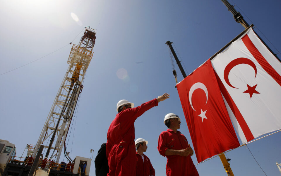 Three possible routes of Turkish drillship | eKathimerini.com