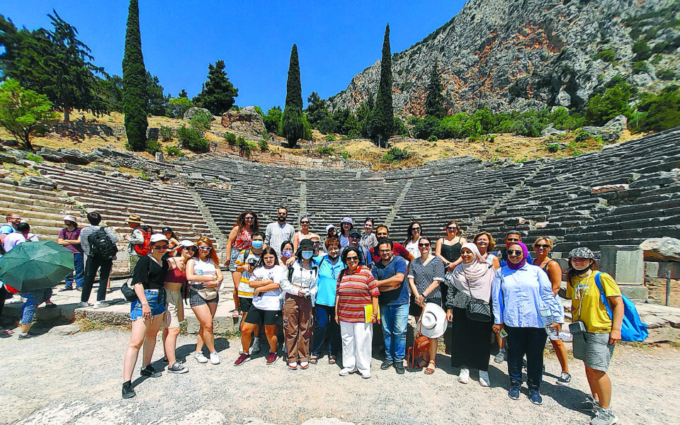 Foreign students get taste of Greek culture