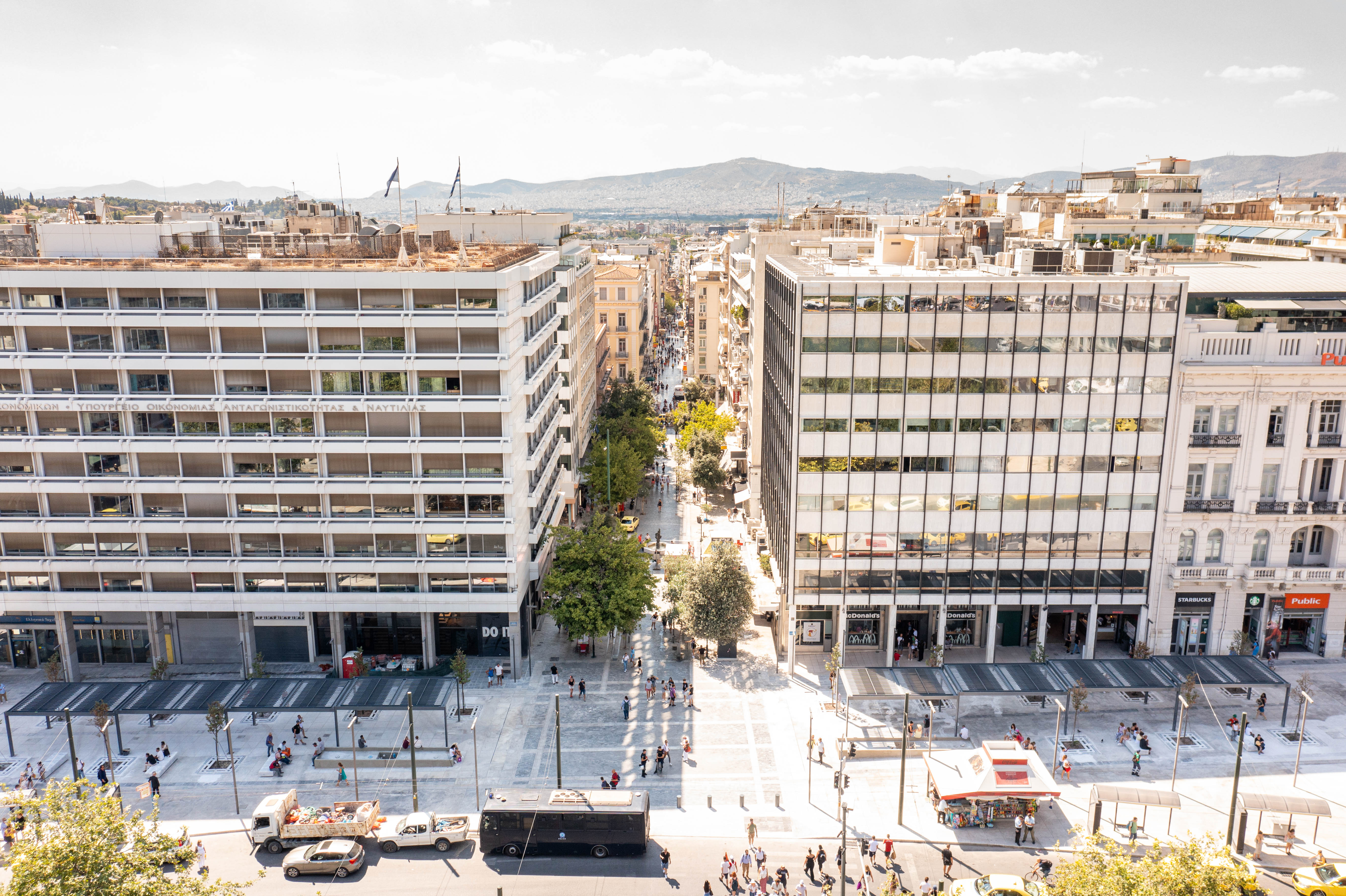 pedestrians-get-first-look-at-renovated-syntagma-square1