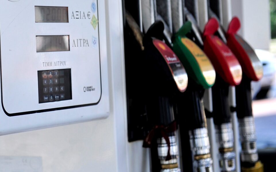Santorini gas station fined for fuel profiteering