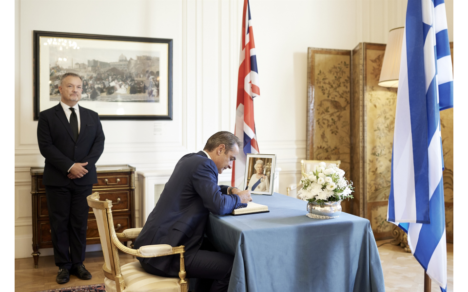 PM signs Queen Elizabeth II’s condolence book