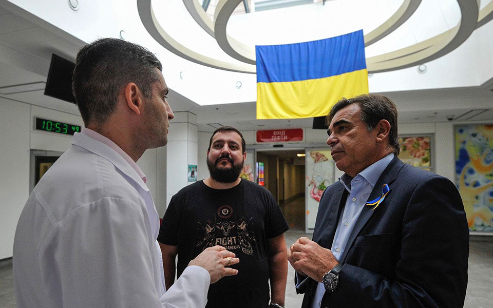 EU Commissioner Schinas visits children’s hospital in Kyiv