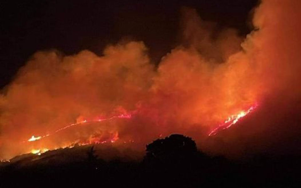 Large wildfire burning in Mani
