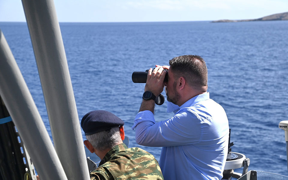 Deputy defense minister visits military bases and observatories in eastern Aegean