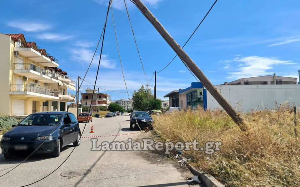 Car-carrier brings down Lamia telephone lines