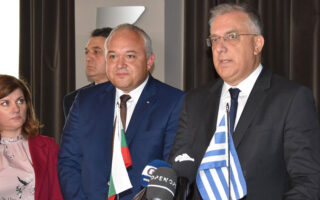 Greek and Bulgarian ministers inspect border fence