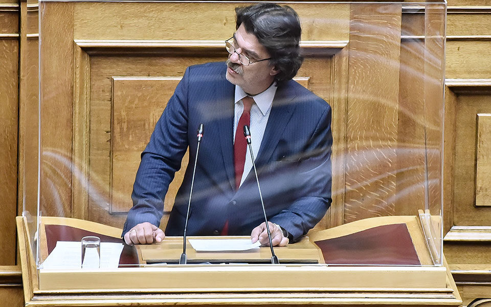 Mitsotakis expels New Democracy MP
