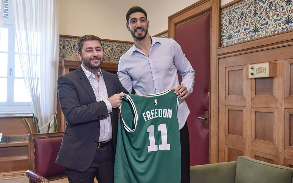 Androulakis meets Turkish NBA star and vocal Erdogan critic