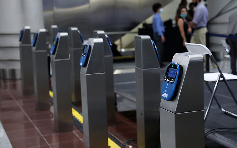 Bank cards and smartphones to be used to board public transport