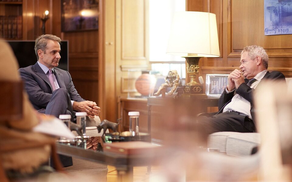 MItsotakis meets Cyprus presidential candidate in Athens