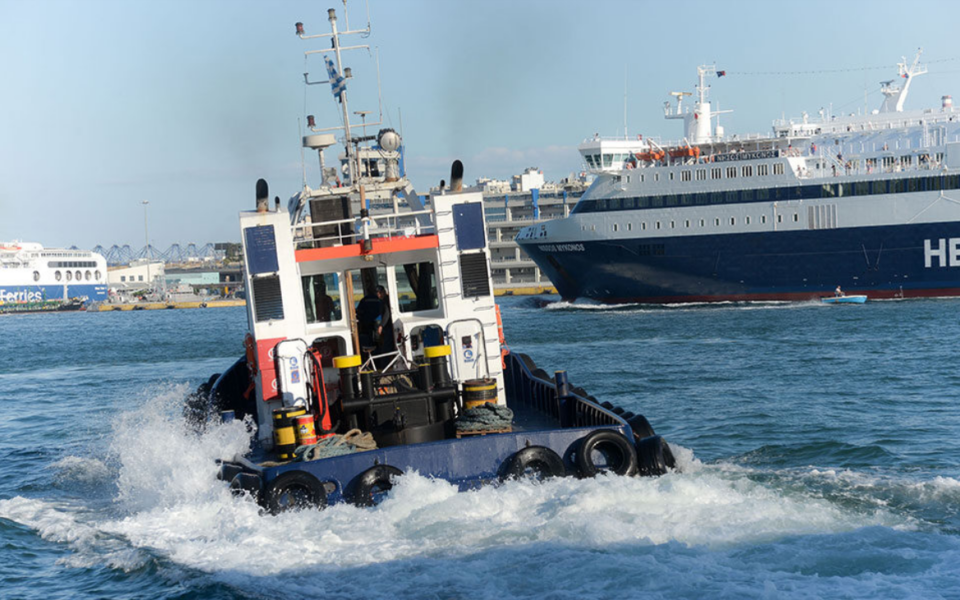 Towboat captain dies when vessel sinks