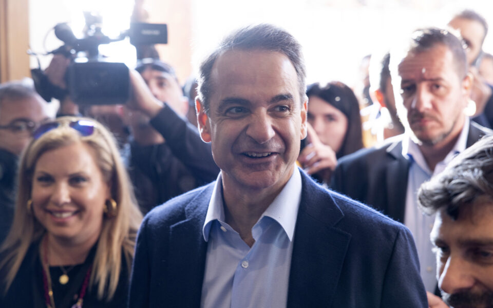 Mitsotakis goes on the campaign trail