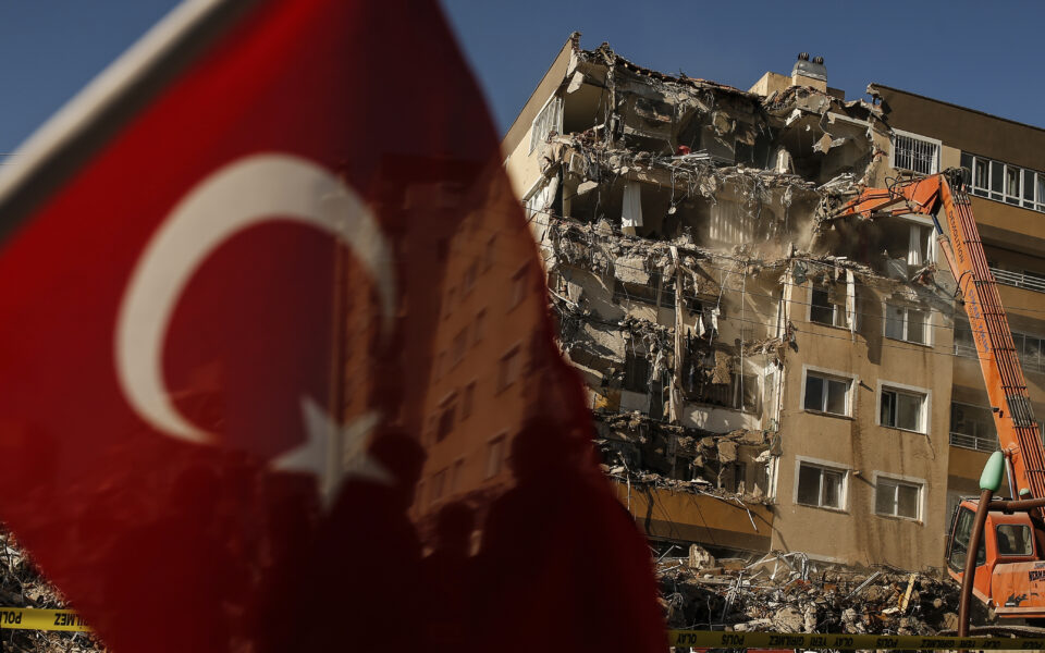 Moderate quake shakes western Turkey causing panic
