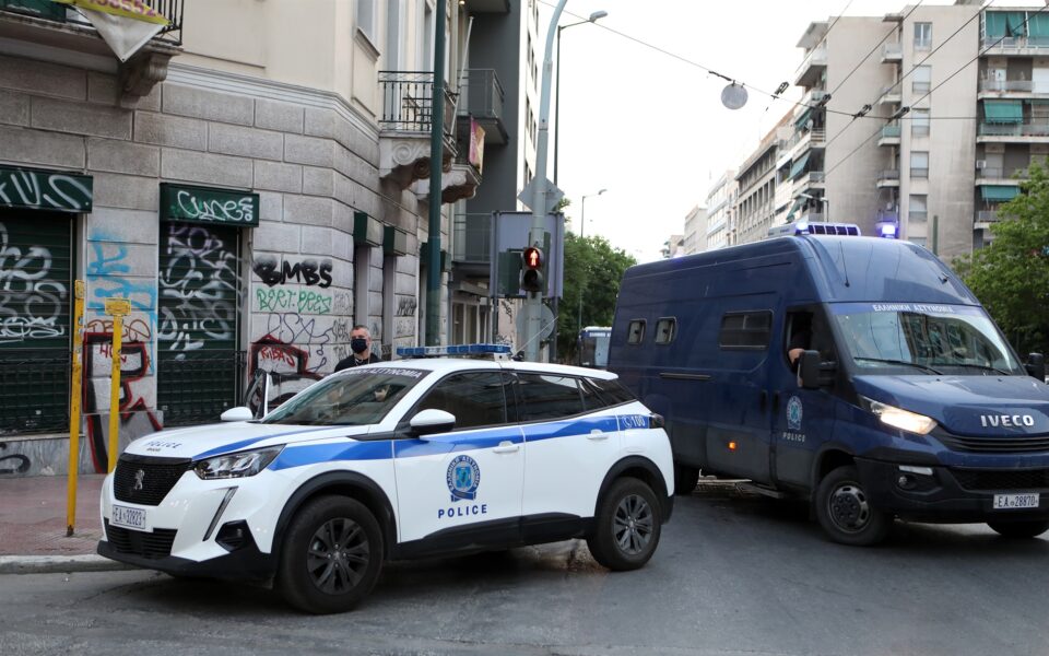 Police conduct large-scale sweep around Omonia