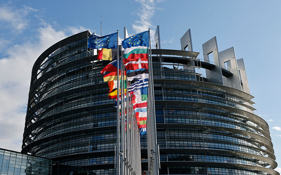 Lawmakers say EU isn’t tackling phone surveillance scandal