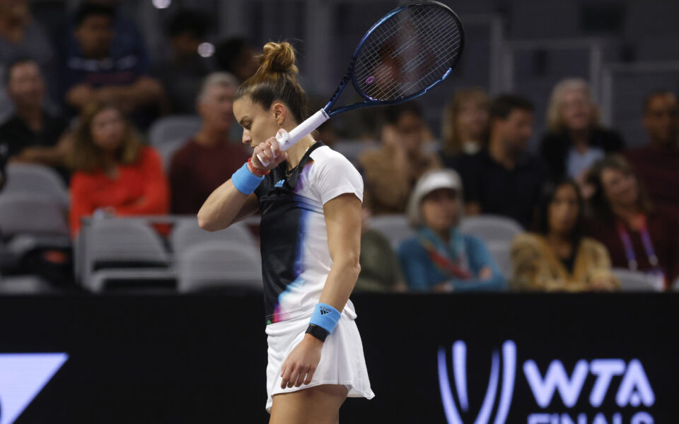 Garcia rolls past Sakkari into title match at WTA Finals