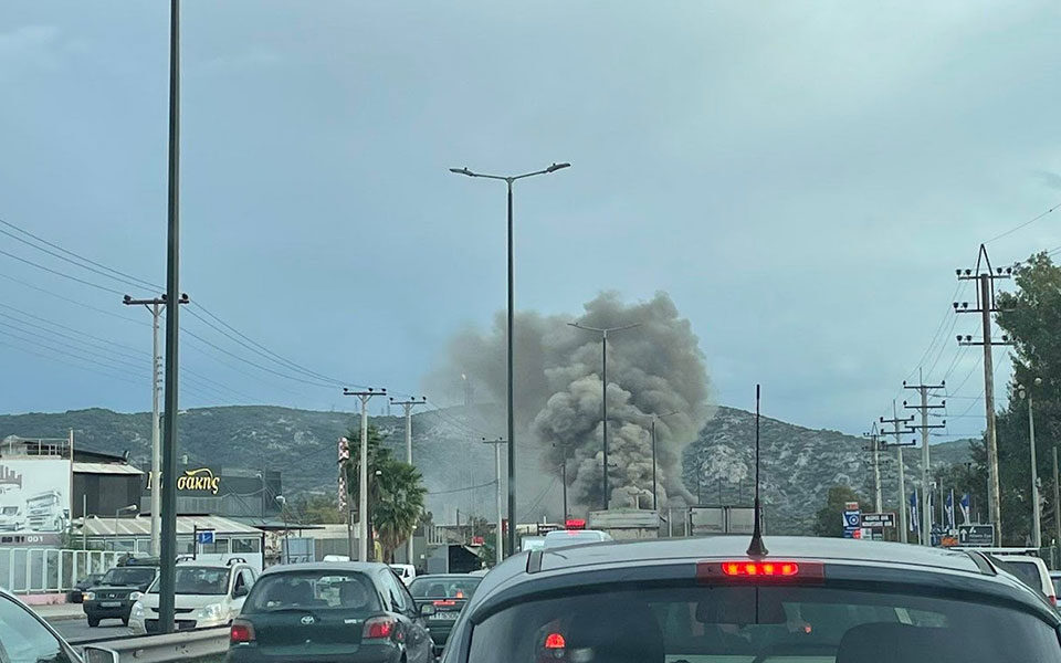 Residents told to stay indoors as fire breaks out in Aspropyrgos