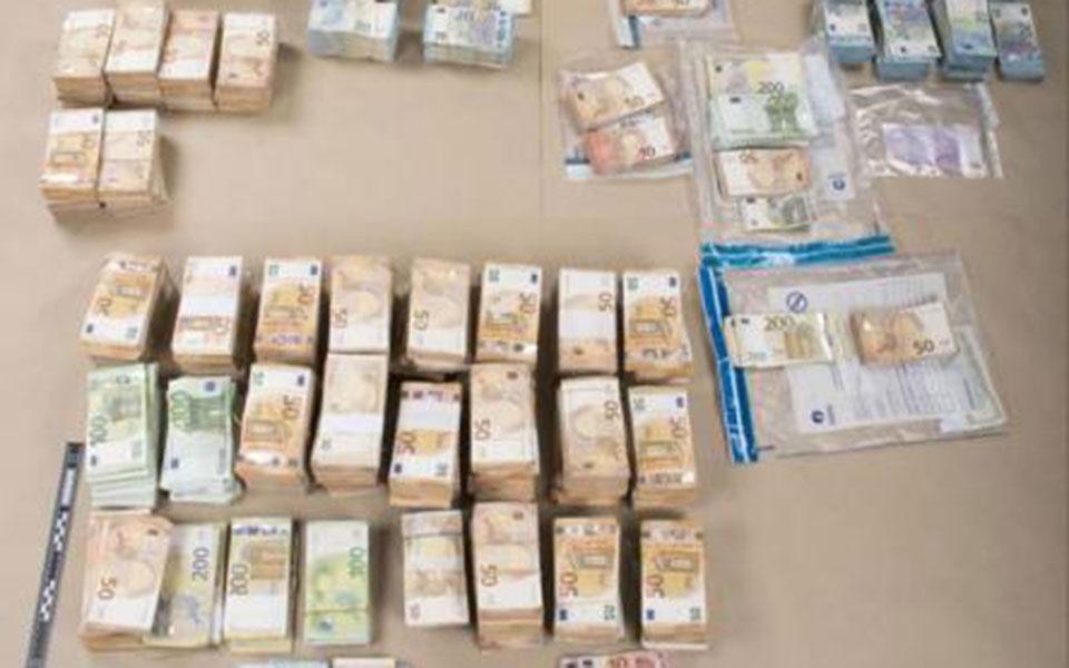 More than €1.5 mln in cash seized from homes of Kaili and Panzeri |  eKathimerini.com