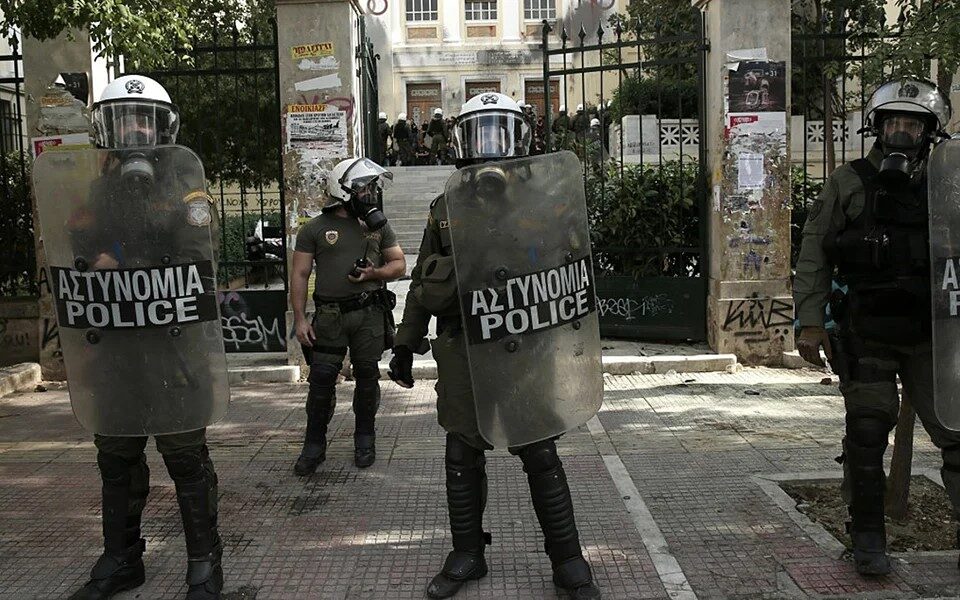 Police detain 25 individuals following tension in central Athens