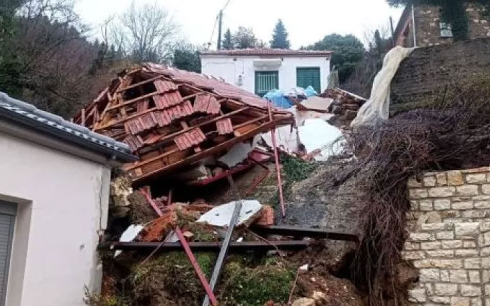 Landslide in Epirus damages two homes