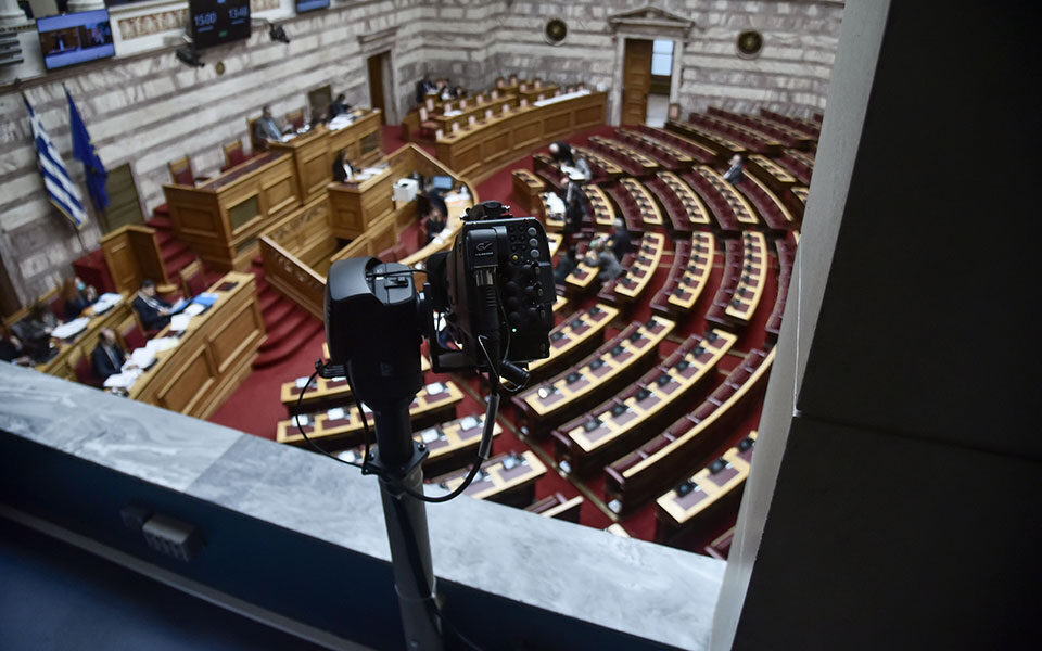 Gov’t slams SYRIZA  over ‘present’ votes