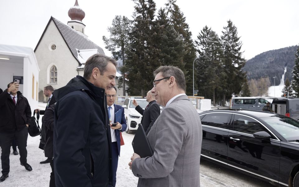 Mitsotakis has series of meetings at Davos
