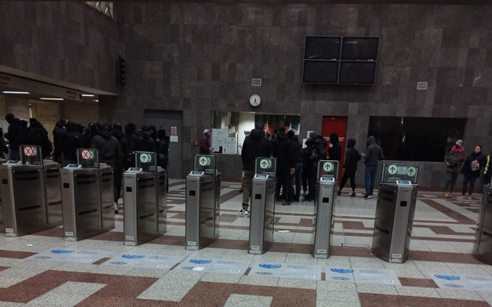 Far-rightists shout anti-migrant slogans at metro station