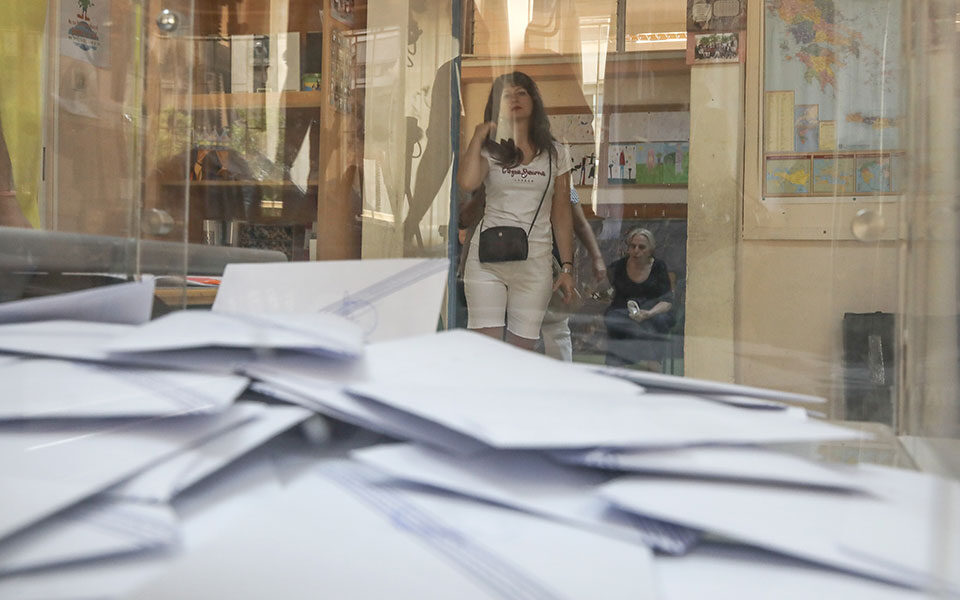 MRB poll gives ruling conservatives 5.9-point lead over SYRIZA