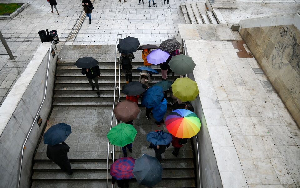 Winter showers cause transport and other disruptions in capital