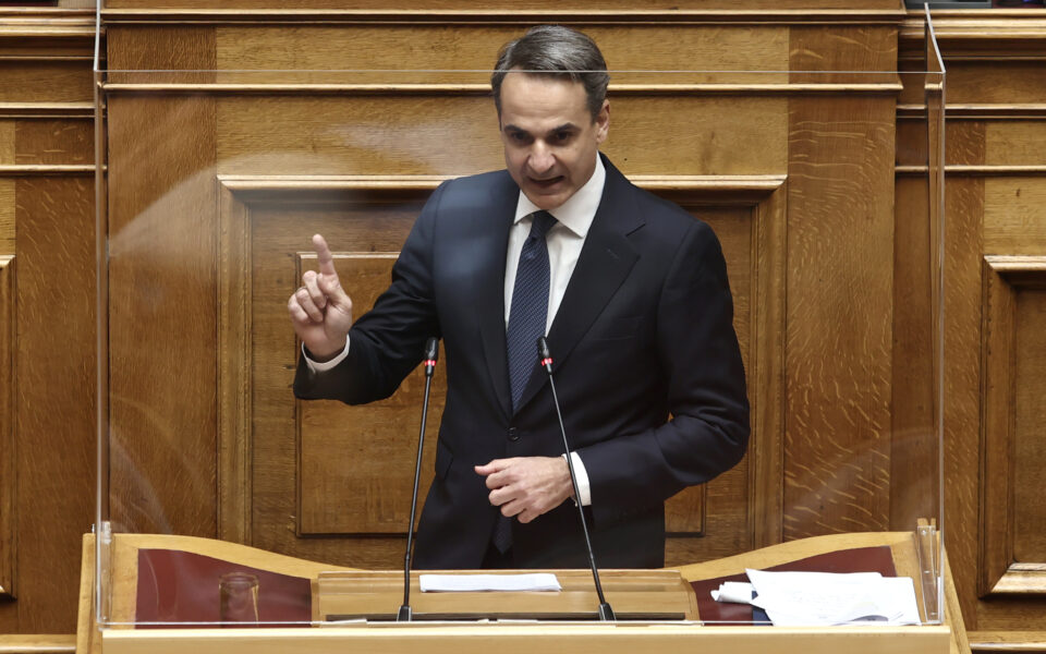 Mitsotakis defends legality of wiretaps, hits back at SYRIZA over corruption