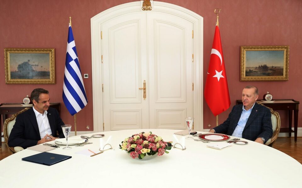 PM tells Erdogan Greece ready to ‘contribute even more’ to quake relief efforts