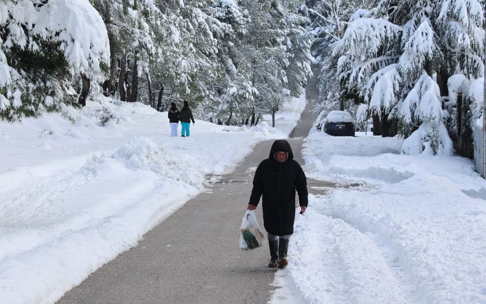 Residents in Central Greece urged to limit movements due to snowfall