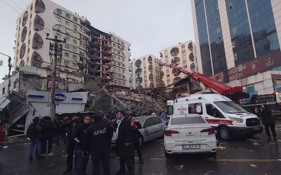 Powerful quake kills at least 360 people in Turkey, Syria