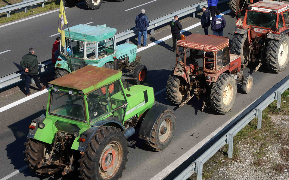 Farmers block Athens-Lamia highway