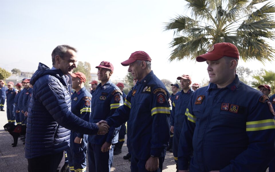 PM expresses appreciation in visit to rescue teams