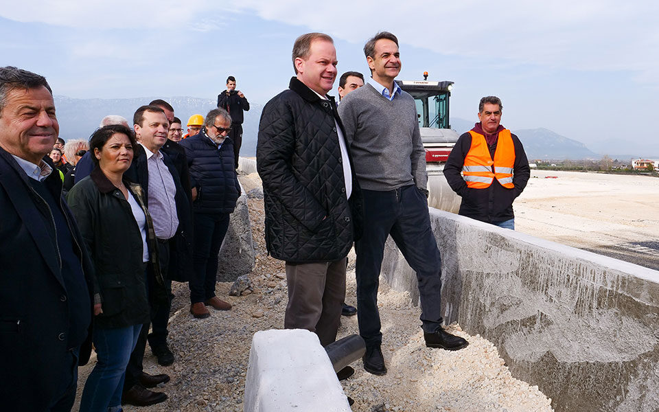 Mitsotakis visits motorway construction site