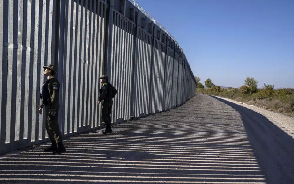 Mitsotakis makes border wall an election pledge