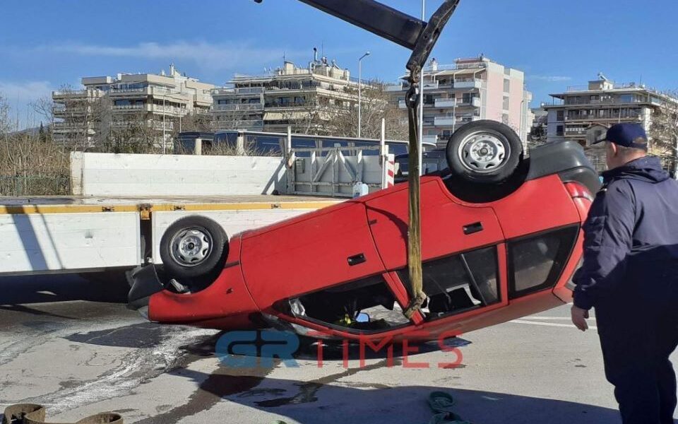 Car plunged into water in Thessaloniki