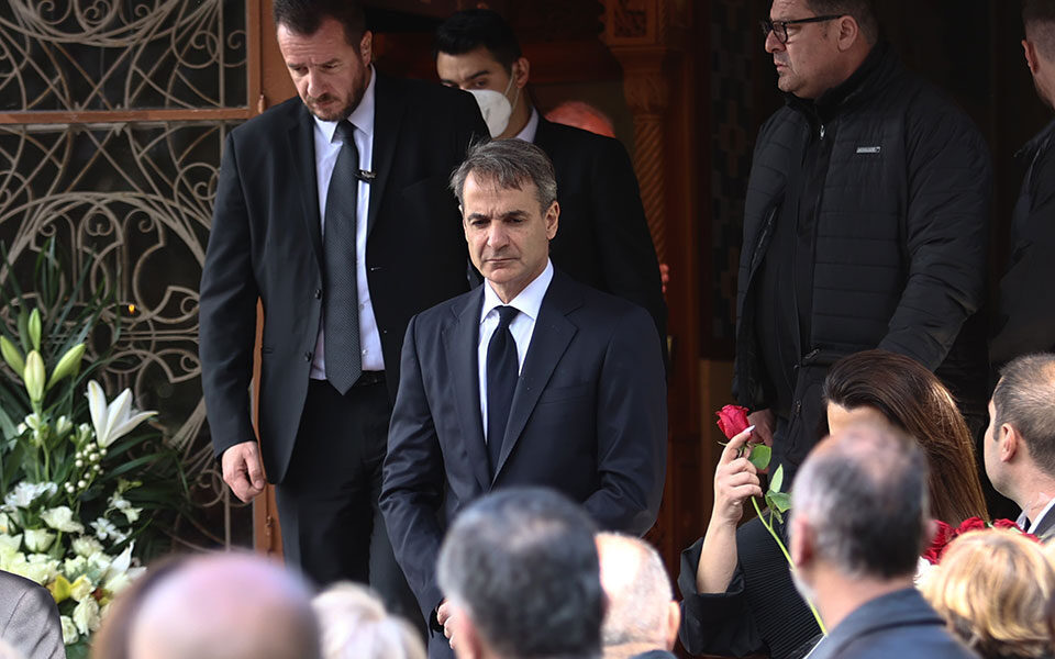 Mitsotakis attends train driver’s funeral