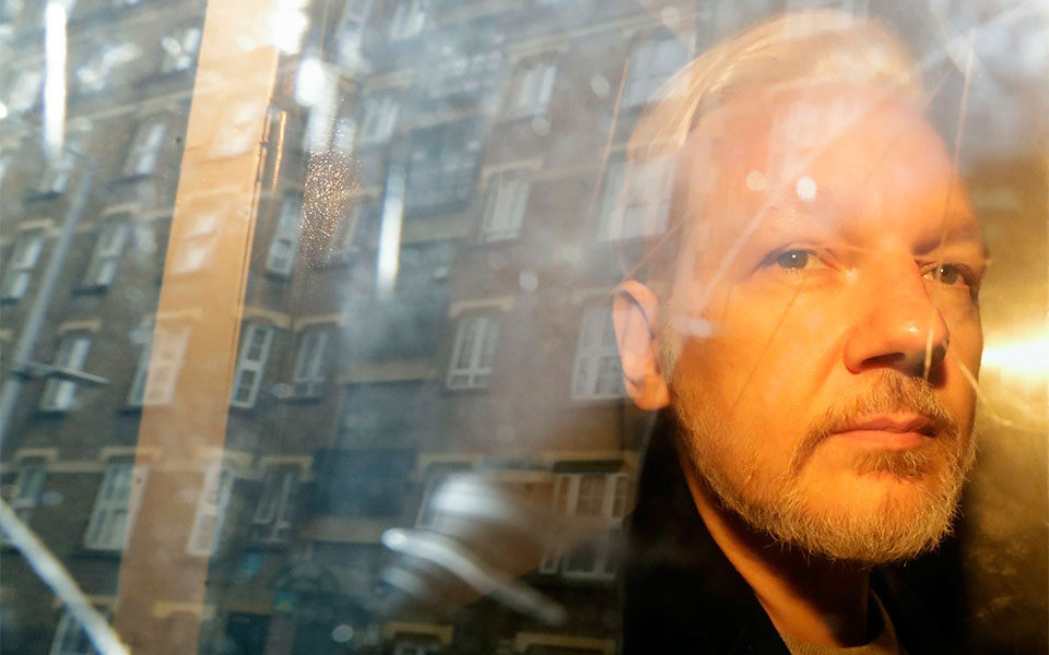 Athens journalists’ union grants honorary membership to Assange