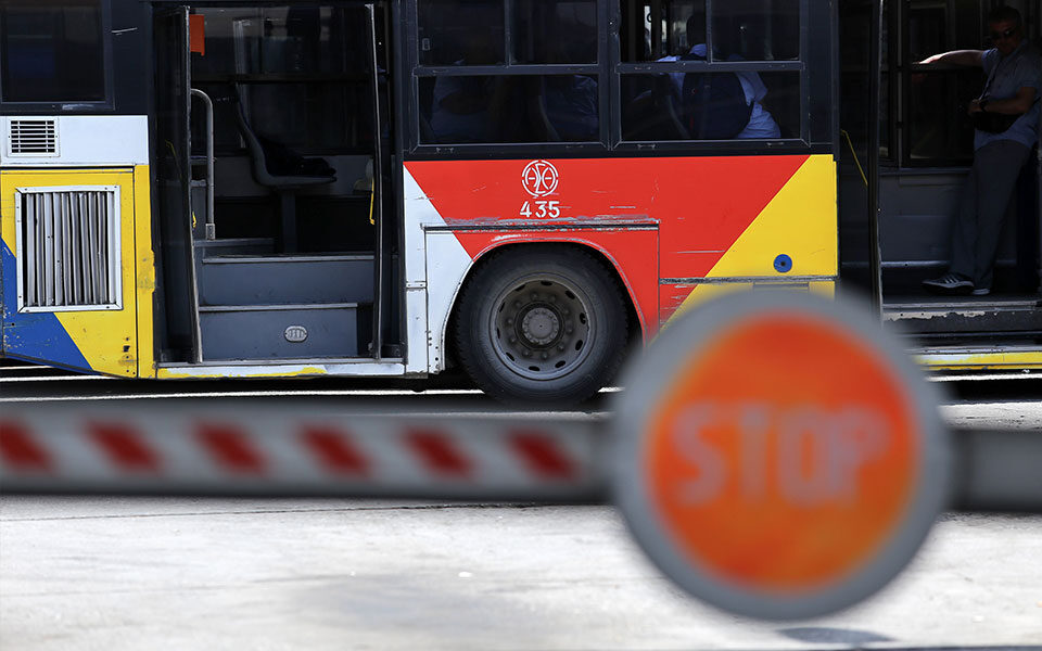 Soccer fans vandalize buses in Thessaloniki
