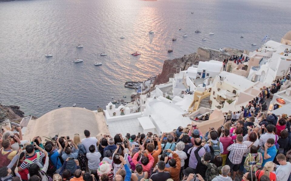 Tourism revenue up 15.2% to 18 billion euros, reports Bank of Greece | eKathimerini.com