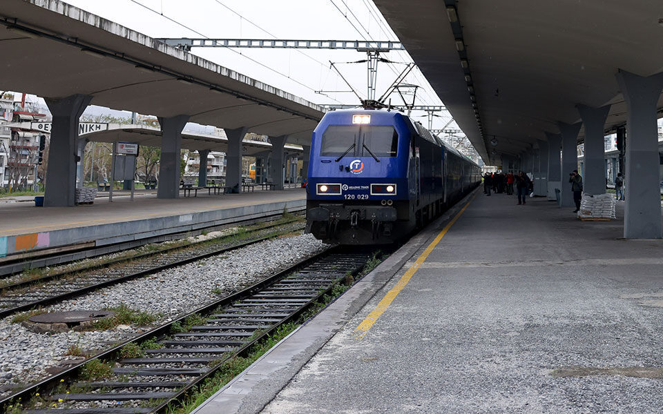 Intercity train from Athens to Thessaloniki experiences power outage, passengers left stranded