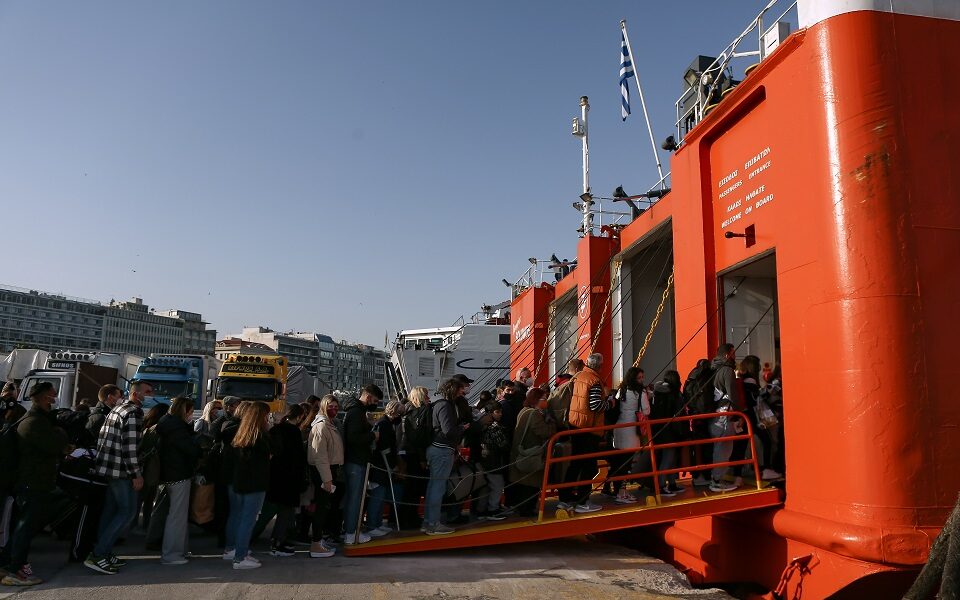 Easter exodus begins at Piraeus port