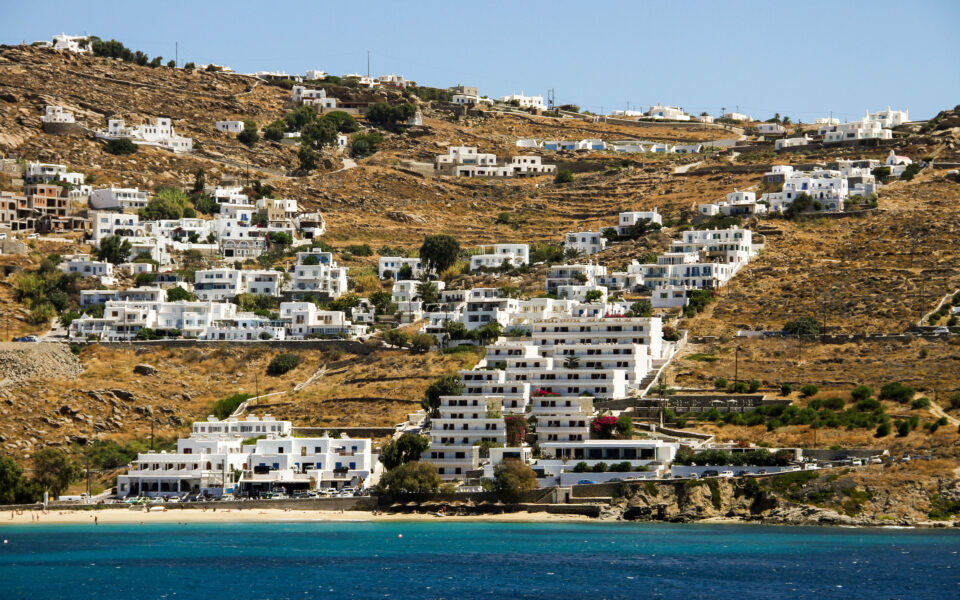 Demolition protocol issued for illegal constructions at Mykonos beach bar