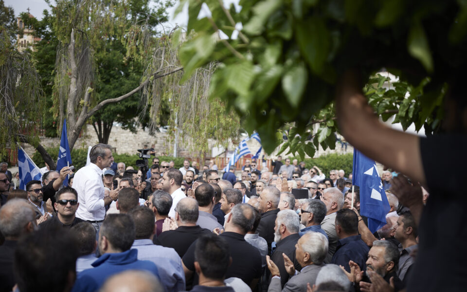 Mitsotakis renews call for support in Crete campaign rally